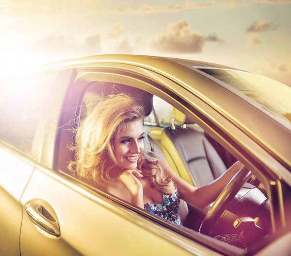 Fröhliche junge Frau am Steuer einer Limousine — Stockfoto