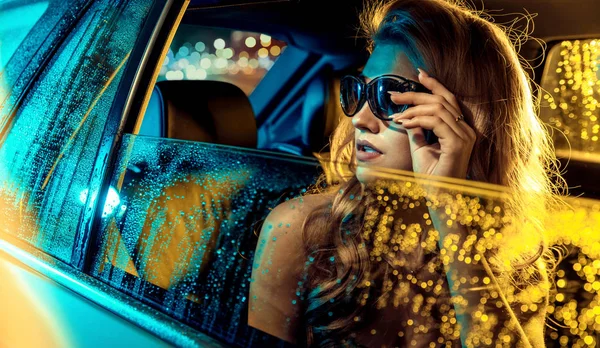 Portret blond gwiazdy siedzi w limuzynie — Zdjęcie stockowe