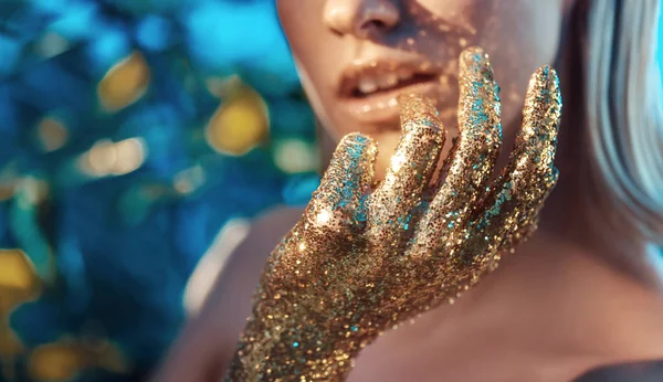 Conceptuele portret van de vrouw met gouden handen — Stockfoto