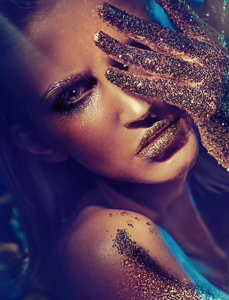Mulher loira com pequenos pedaços de ouro em sua pele — Fotografia de Stock