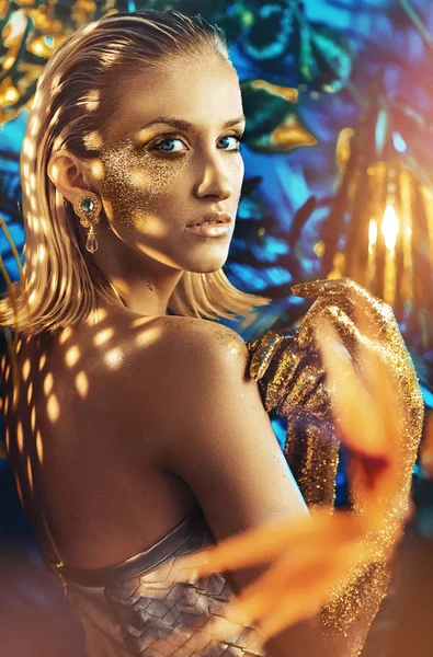 Lockande blonda kvinna med gyllene damm på hennes kropp — Stockfoto