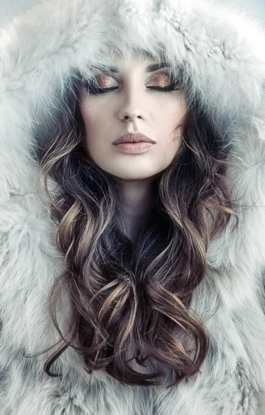 Portrait d'une jolie jeune femme hiver — Photo