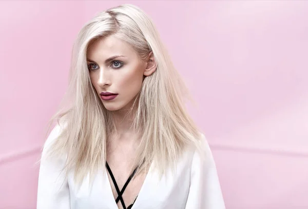 Beuatiful blondynka z Fantastyczny uczesanie — Zdjęcie stockowe