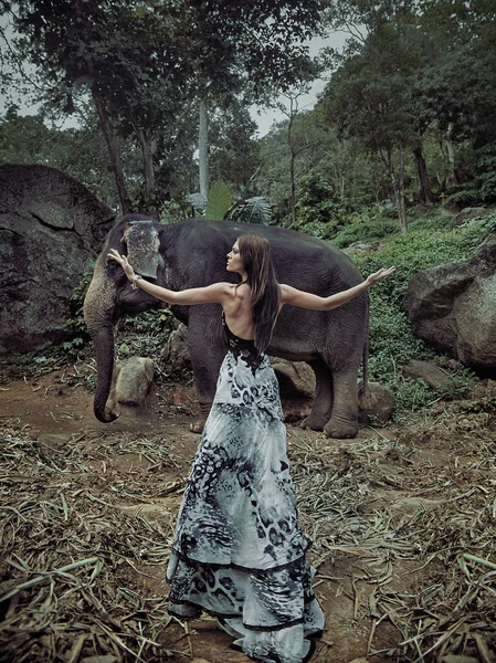Λεπτός, μελαχρινή κοπέλα με μικρό ελέφαντα — Φωτογραφία Αρχείου