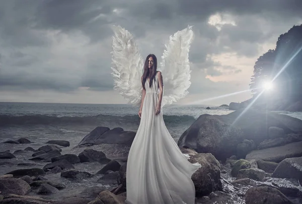Parlayan melek keskin kayada portresi — Stok fotoğraf