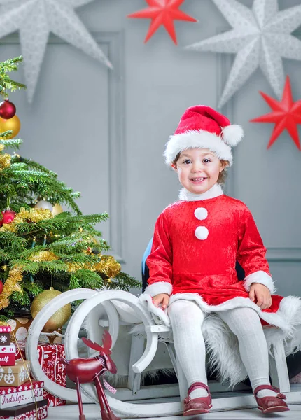 Roztomilý malý elf sedící na saně — Stock fotografie