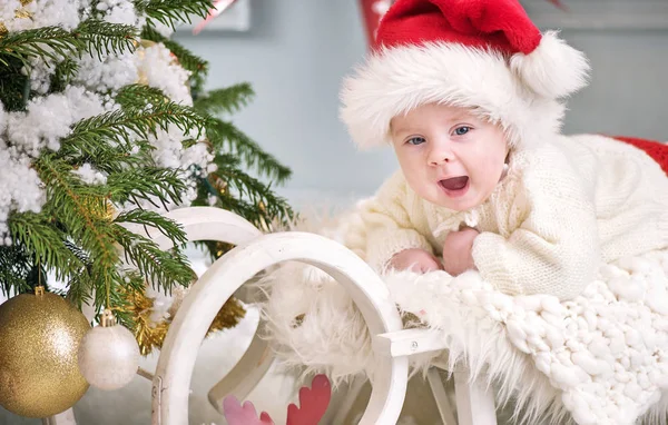 Ritratto di un simpatico bambino che festeggia il Natale — Foto Stock