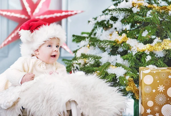 Carino bambino durante il suo primo Natale — Foto Stock