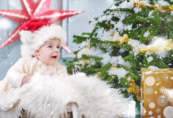 Carino ragazzo seduto nel cesto di Natale — Foto Stock