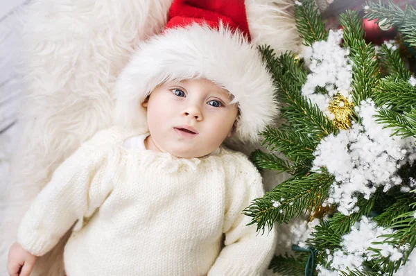 Rilassato bambino sdraiato accanto al pino Fotografia Stock