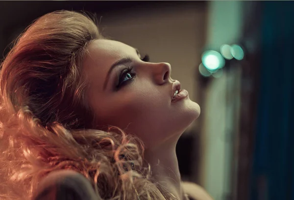 Closeup portret van een sensuele blondine — Stockfoto