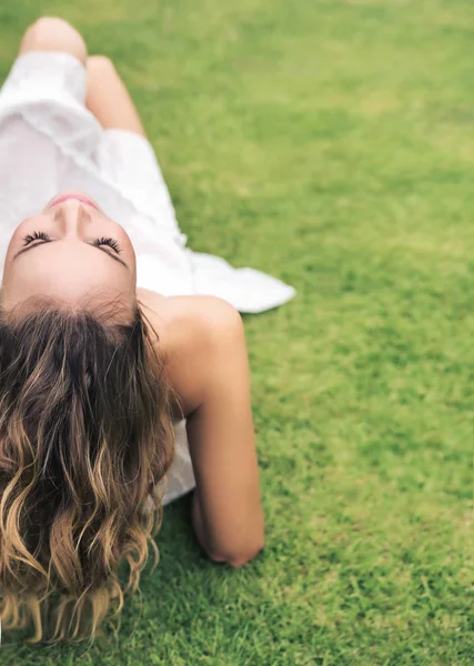 Юная леди отдыхает на свежем газоне — стоковое фото