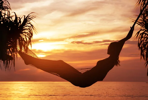 Retrato de uma jovem e atraente mulher assistindo a um pôr do sol — Fotografia de Stock