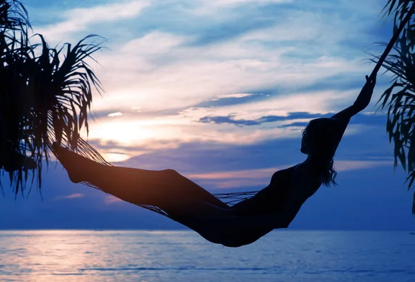 Photo de femme détendue se reposant et regardant le lever du soleil — Photo