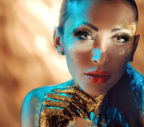 Vacker dam med glänsande gyllene damm i ansiktet — Stockfoto