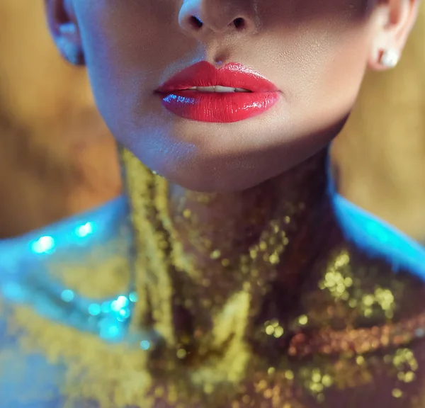 Senhora bonita com pó dourado brilhante no rosto — Fotografia de Stock