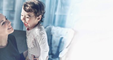 Oldukça genç anne tanımak onun sevgili kızı