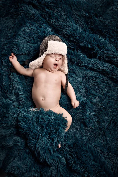 Criança bonito bocejo depois de uma soneca — Fotografia de Stock