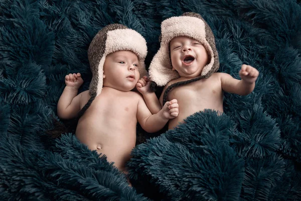 Zwei Zwillinge liegen auf der weichen, flauschigen Decke — Stockfoto