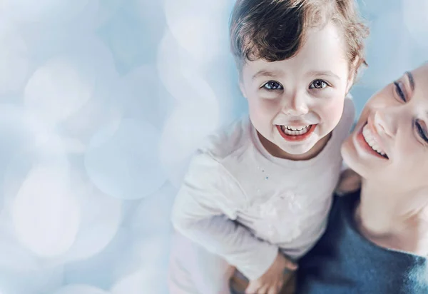 Mooie jonge moeder die haar schattige dochter — Stockfoto