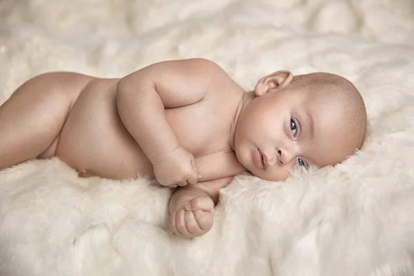 Egy aranyos újszülött gyermek portréja Jogdíjmentes Stock Fotók