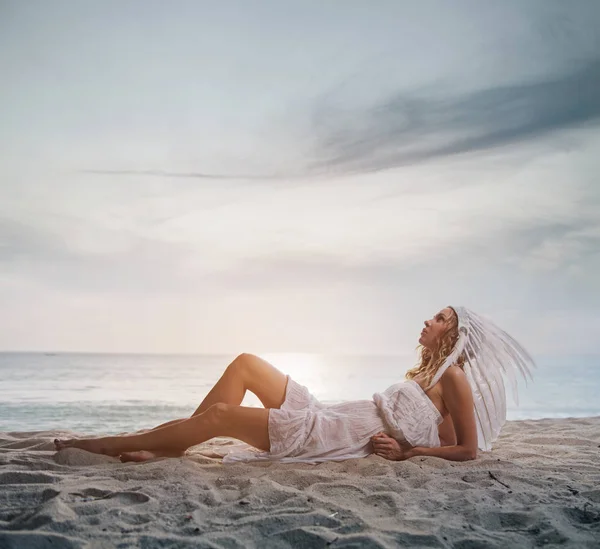 Mujer rubia vistiendo una pluma blanca — Foto de Stock