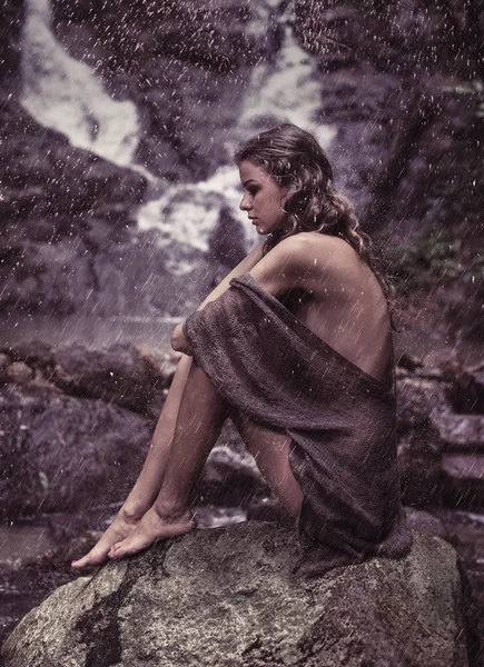 Sensual mujer descansando cerca de la cascada — Foto de Stock