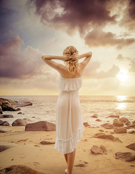 Очаровательная молодая женщина, гуляющая по летнему пляжу Стоковое Изображение