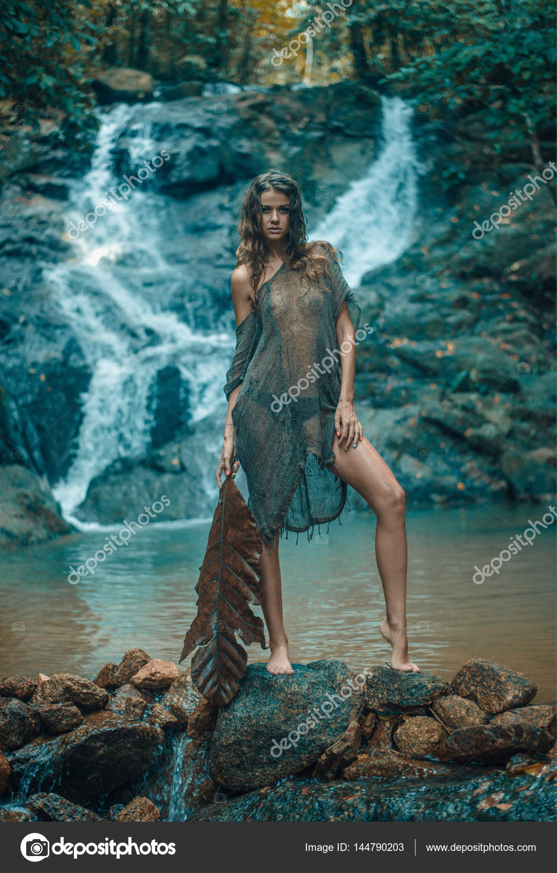 Ritratto di una signora calma in piedi sulla roccia bagnata — Foto ... Ritratto di una signora calma in piedi sulla roccia bagnata — Foto ...
