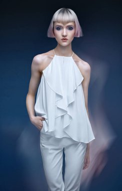 Renkli saç modeli ile şirin, hassas bir kadın portresi