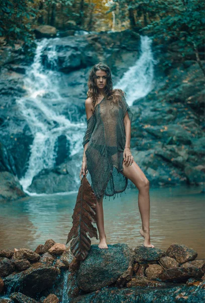 Портрет спокойной дамы, стоящей на мокрой скале — стоковое фото