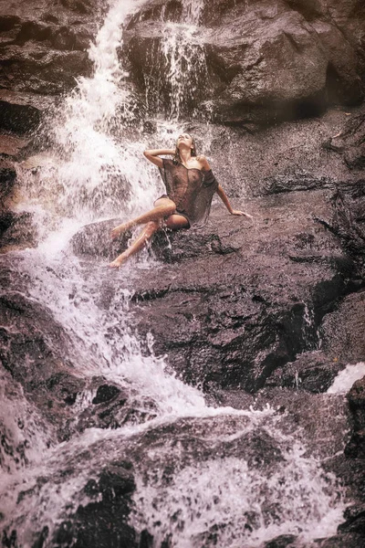 Donna seducente fare un bagno sotto le cascate — Foto Stock