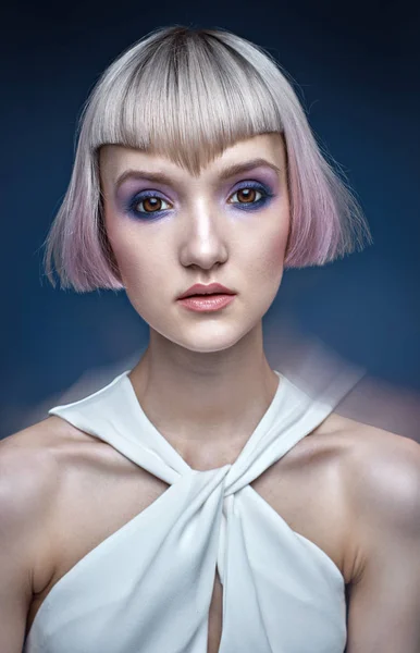 Gros plan portrait d'une adorable fille avec une coupe de cheveux colorée — Photo