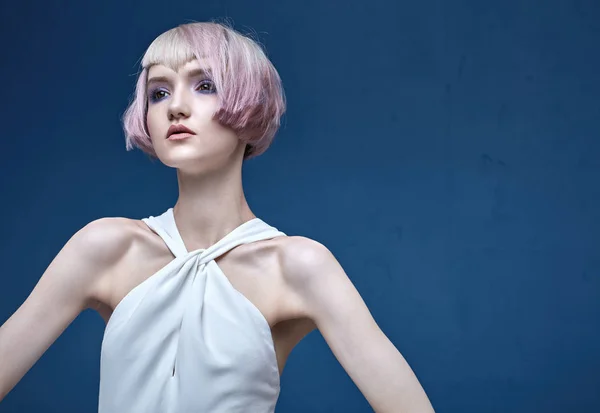 Renkli bir saç modeli ile güzel bir kız portresi — Stok fotoğraf