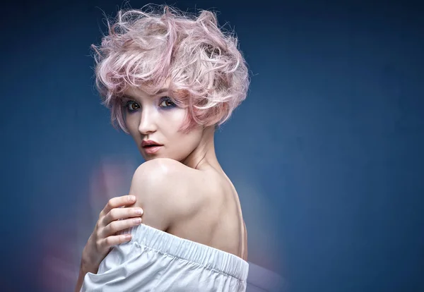 Retrato de cerca de una linda chica con un peinado rosa — Foto de Stock