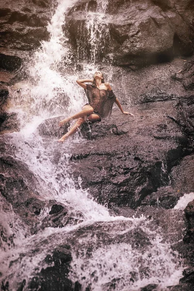 Svůdná žena koupání pod vodopády Royalty Free Stock Obrázky