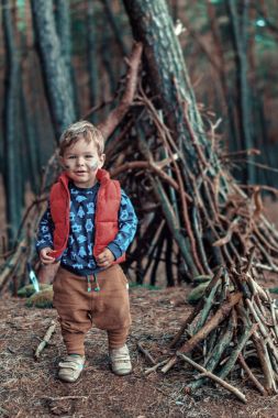 Sevimli küçük çocuk ahşap kulübe inşa