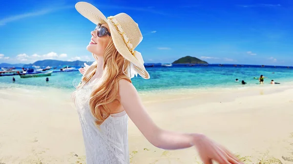 Портрет красивой блондинки, отдыхающей на пляже — стоковое фото