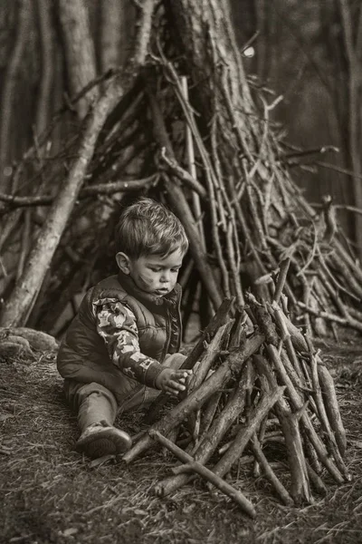 Schattige kleine jongen, een houten hut bouwen — Stockfoto