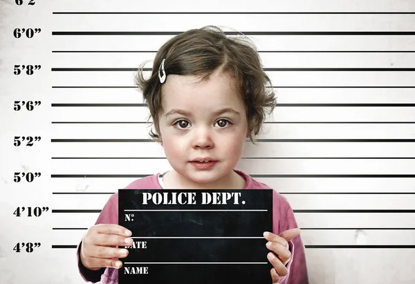 Pequeño niño posando con un tablero de prisión — Foto de Stock