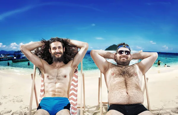 Deux gars drôles se reposant sur la plage — Photo
