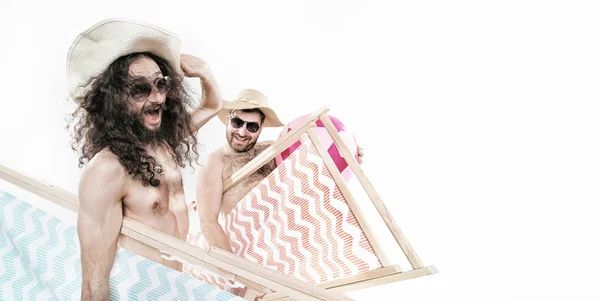 Två geek killar på stranden — Stockfoto