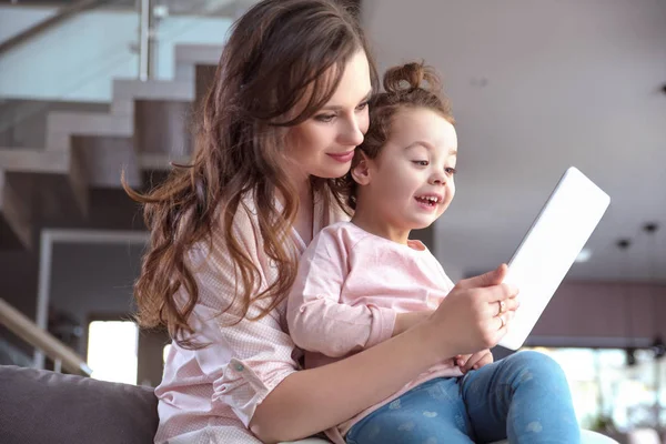 Mãe mostra um novo tablet para seu filho — Fotografia de Stock