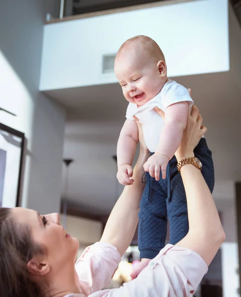 Jonge vrouw met haar schattige zoon — Stockfoto