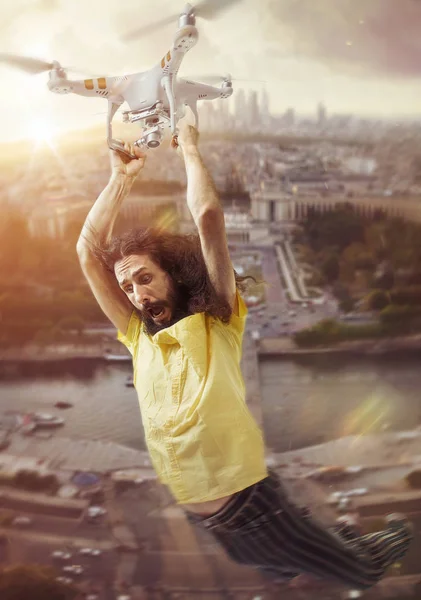 Retrato conceitual de um homem voando com um drone — Fotografia de Stock