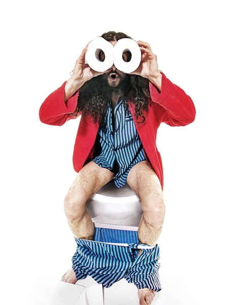 Grappige geek vent zittend op het toilet — Stockfoto