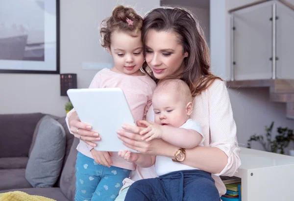 Πορτρέτο του μια μαμά με τα παιδιά χρησιμοποιώντας ένα tablet — Φωτογραφία Αρχείου