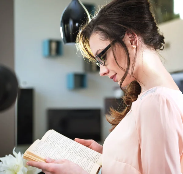 Liebenswerte Frau beim Lesen eines Romans — Stockfoto