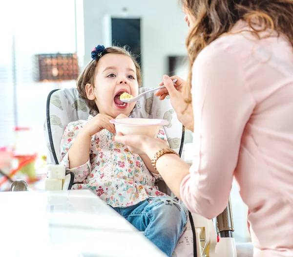 母は彼女の最愛の子供を供給 — ストック写真