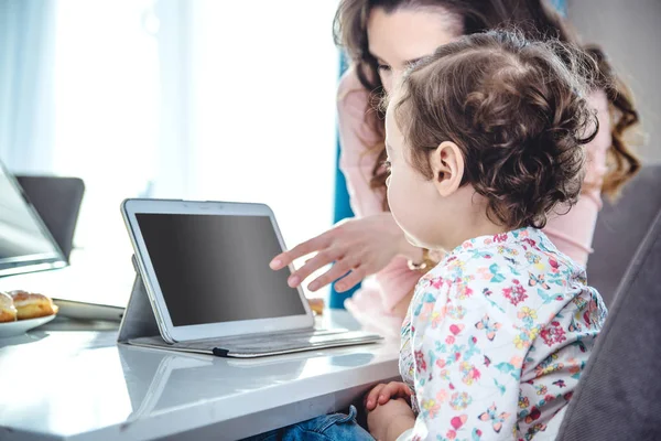 Mãe ensinando uma filha como usar um tablet — Fotografia de Stock